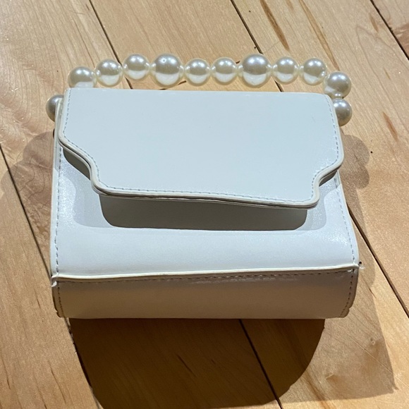 White purse with faux pearl wrist - Picture 2 of 5